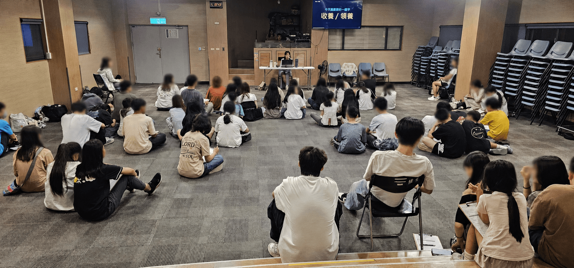 第四課上課實況。全場席地而坐，參與者臉部已柔焦處理。